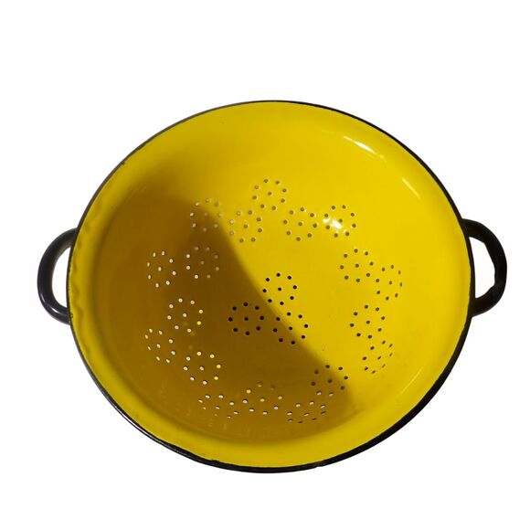 VTG Yellow Enamelware Kitchen Colander Strainer Metal Enamel Black 4‎ 1/2 inches - Picture 1 of 3
